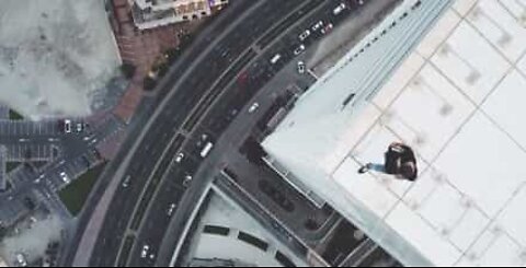 Acrobaties au sommet d'un gratte-ciel de 70 étages