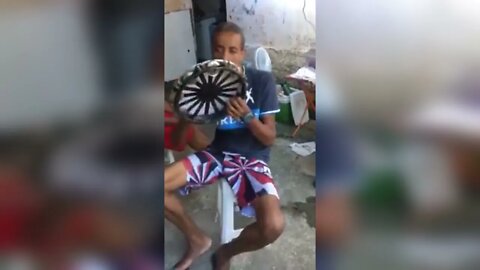 Un Maestro haciendo samba con un pandero