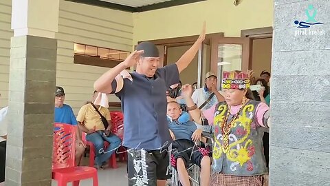 Pengobatan Ibu Ida Dayak | antri yang damai, berdoa sebelum melakukan pengobatan