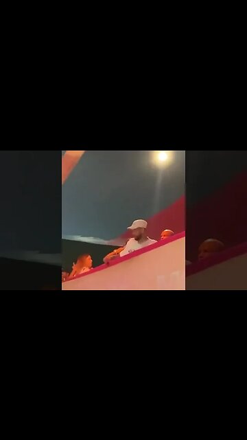 Neymar tentando pegar objeto arremessado sem sucesso