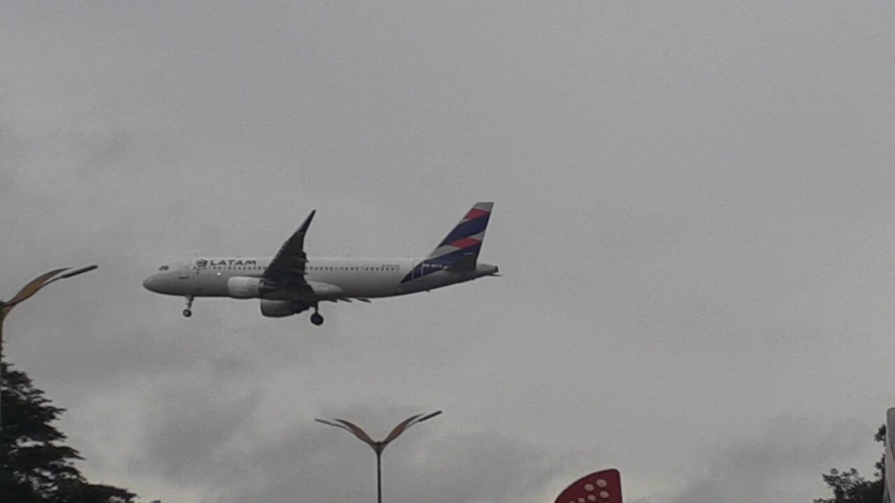 Airbus A320 PR-MYZ beim Endanflug vor der Landung in Manaus von Guarulhos