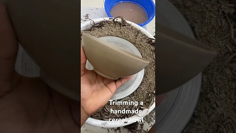 Trimming a handmade cereal bowl #studiopottery #ceramics #artpottery #pottery #potterywheel #cake