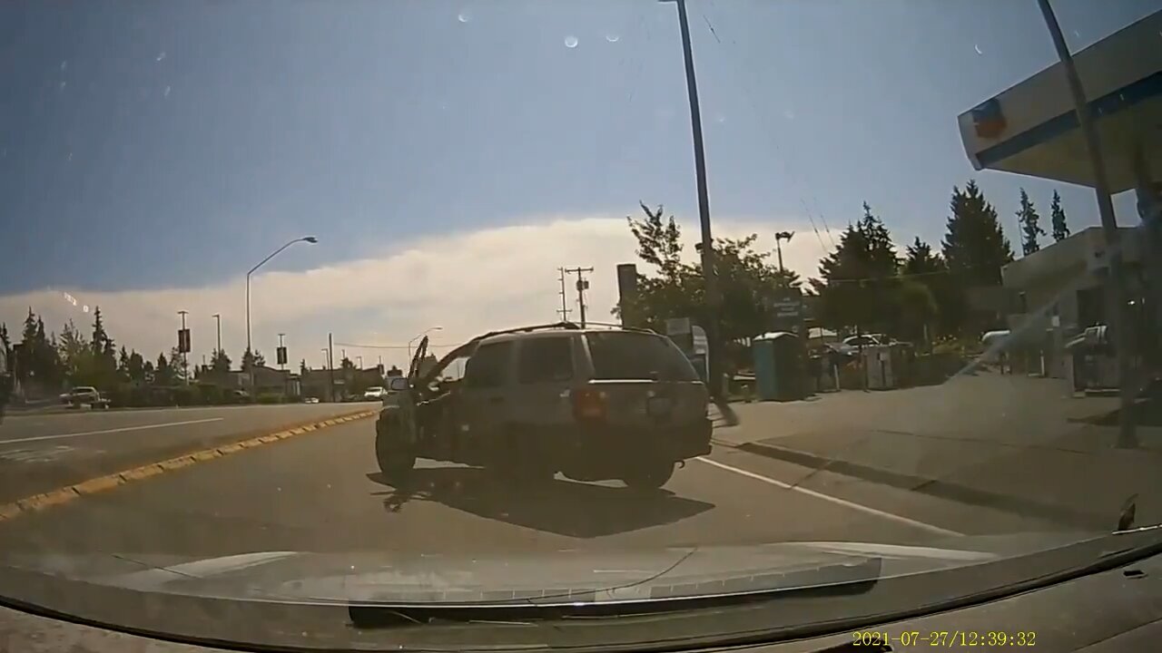 Road rage driver throws axe at windshield. 🪓🚘