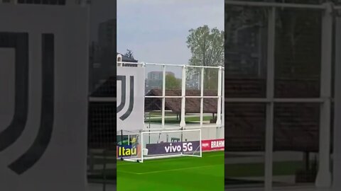 🇧🇷⚽️NEYMAR CHUTA DO MEIO DE CAMPO, A BOLA PINGA E VAI NO ÂNGULO