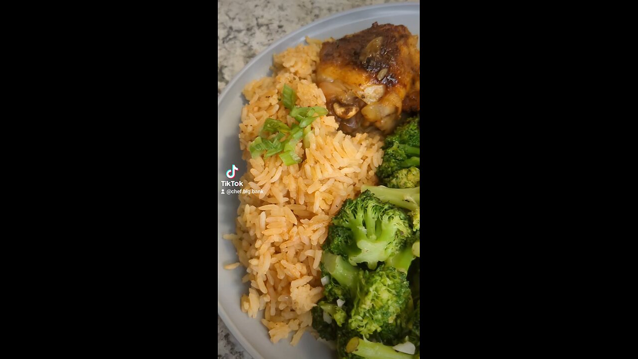 Mexican Style Chicken Thighs, Spanish Rice, & Garlic Broccoli, let's eat