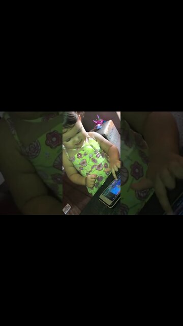 BRINCANDO COM O MEU PRIMEIRO CELULAR #infantil #brincadeira #meme #criança #bebe