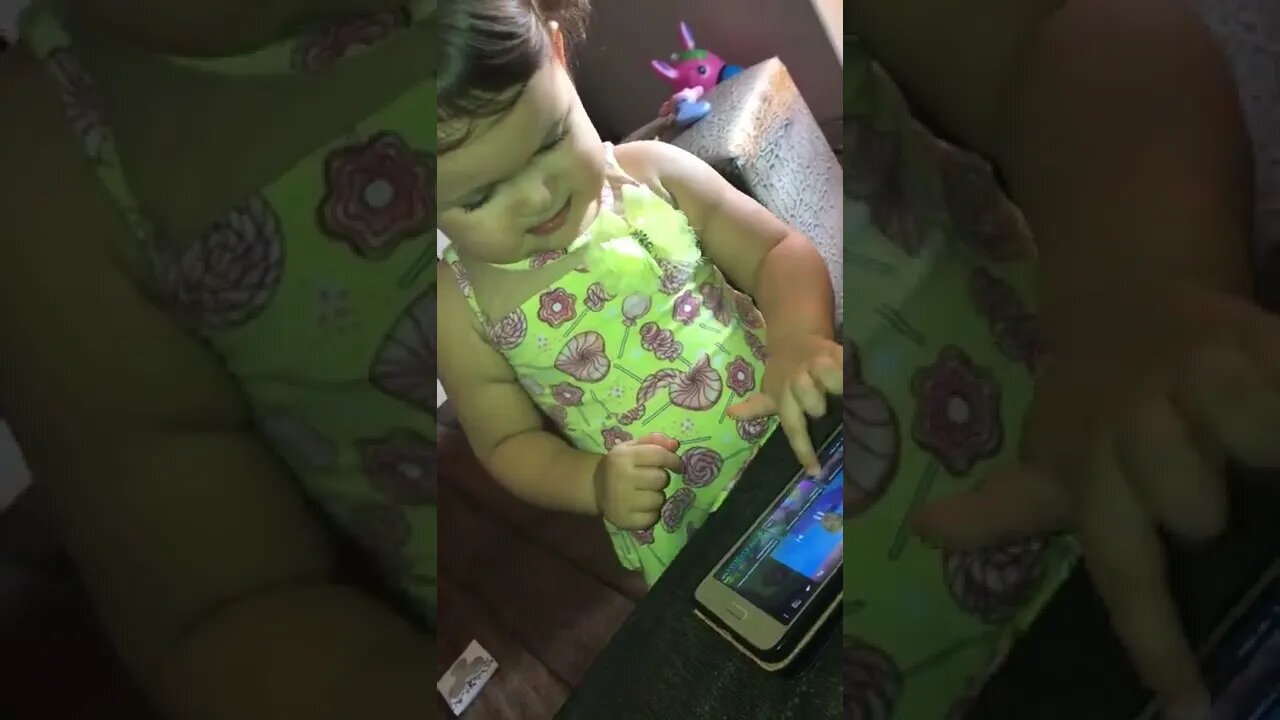 BRINCANDO COM O MEU PRIMEIRO CELULAR #infantil #brincadeira #meme #criança #bebe