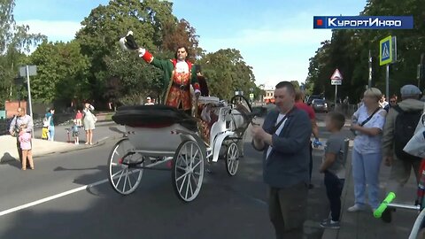 Праздничное шествие жителей Сестрорецка и возложение цветов к бюсту Петра I