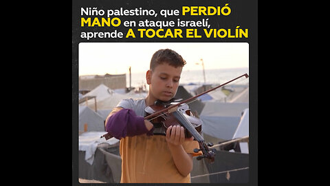 Un niño palestino, que perdió la mano en un bombardeo israelí, intenta tocar el violín
