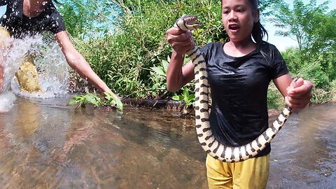 Survival skills: Catch A big snake in River for Food- big snake Soup spicy Taste delicious for Lunch