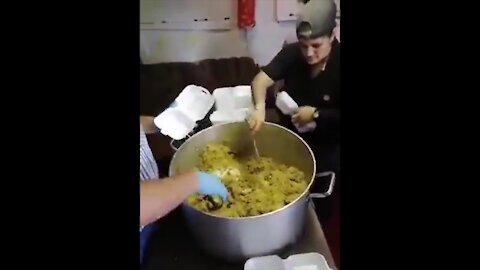 WATCH: Councillor criticised for tasting from spoon while feeding needy Bonteheuwel residents (JsH)