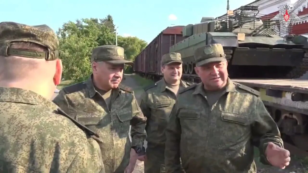 Shoigu oversees the upgrade of Russia T-80BVM tank with roof bar armor & anti-thermal sheet in Omsk