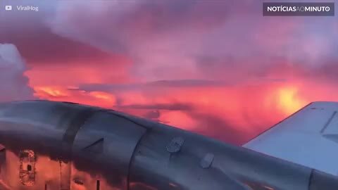 Impressionante pôr do sol é registrado de aeronave durante tempestade