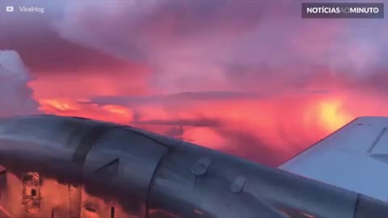 Impressionante pôr do sol é registrado de aeronave durante tempestade