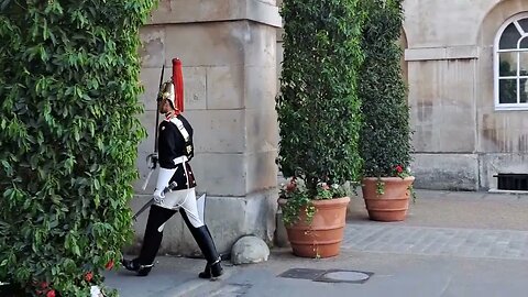 Mak way for the kings life guard #horseguardsparade
