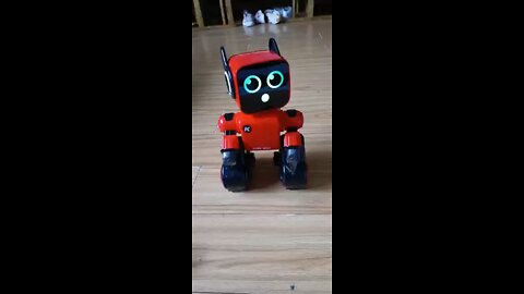 A talking robot that a child loves