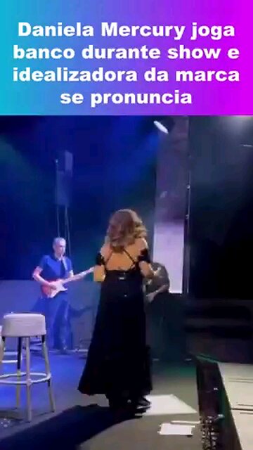 Daniela Mercury joga banqueta do palco e marca se pronuncia