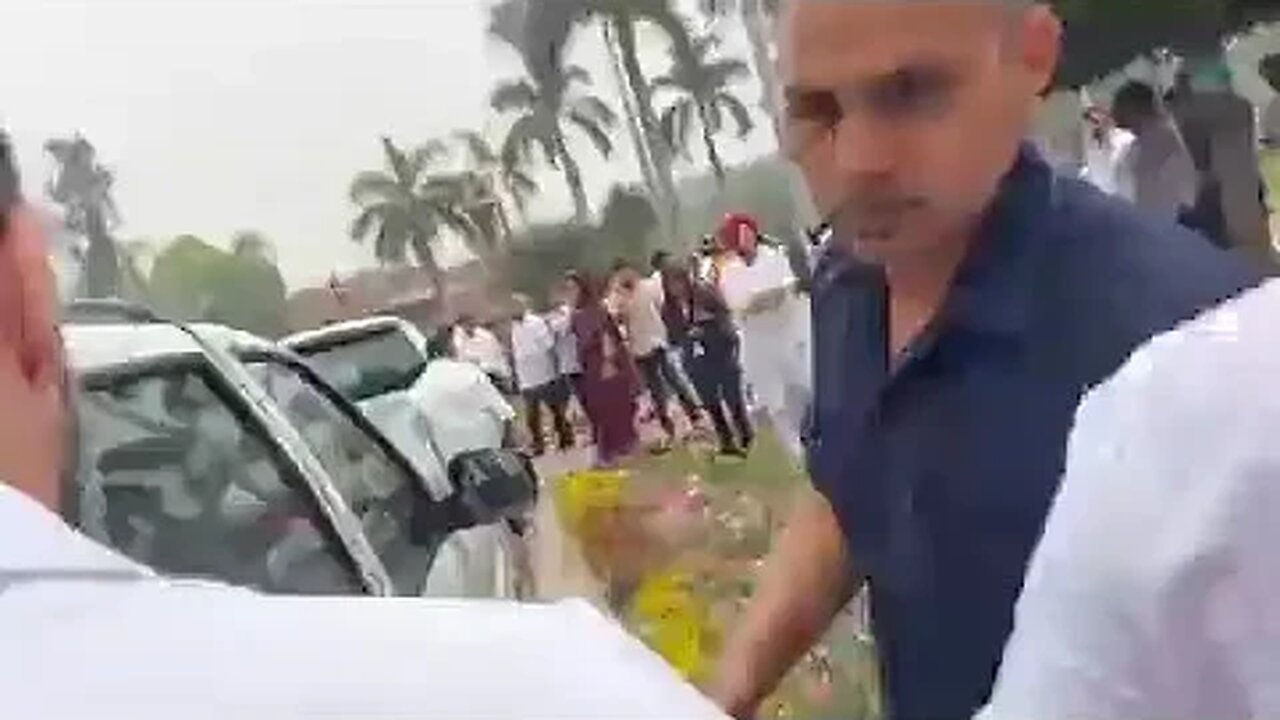 Rahul Gandhi funny Incident.. samajh aaye to comment