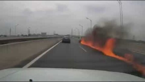 Une camionnette chinoise prend feu sur l'autoroute