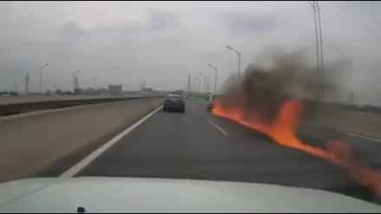 Une camionnette chinoise prend feu sur l'autoroute