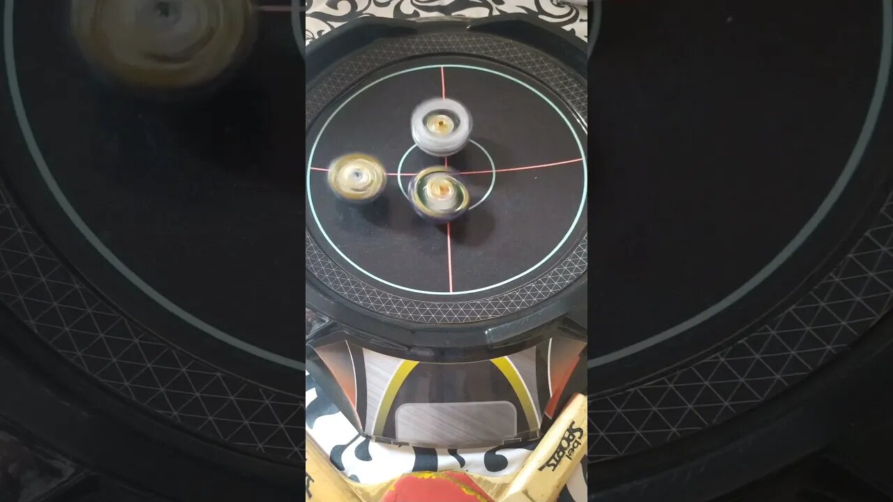 batalha de beyblade fafnir vs raphael vs fafnir #batalhadebeyblade