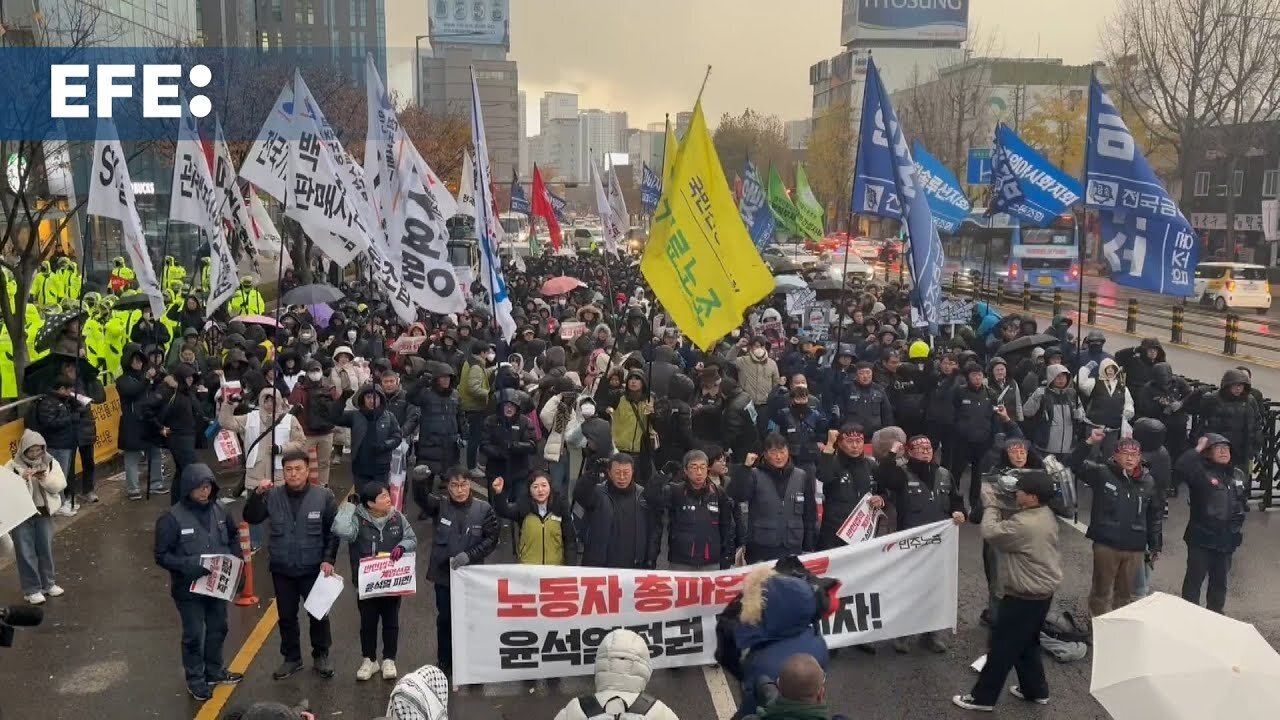 Yoon afronta una investigación policial además de la moción para su destitución