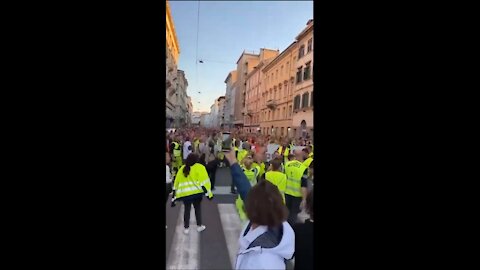 Italianos continuam fazendo protestos contra a ditadura sanitária