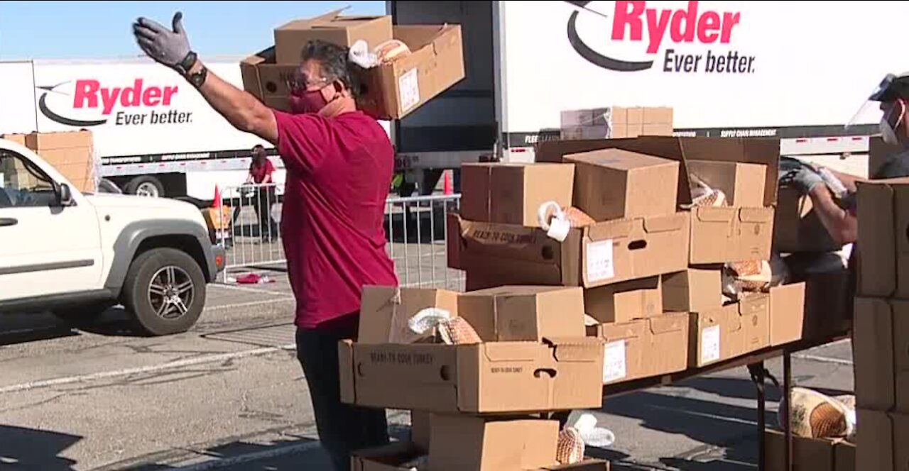 Las Vegas community giving back for Thanksgiving