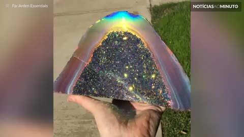 Impressionante pedra reflete as cores do arco-íris