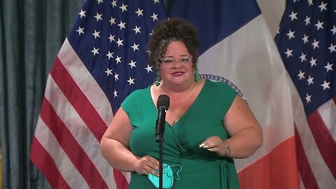 The chair of the National Association to Advance Fat Acceptance speaks at a ceremony.