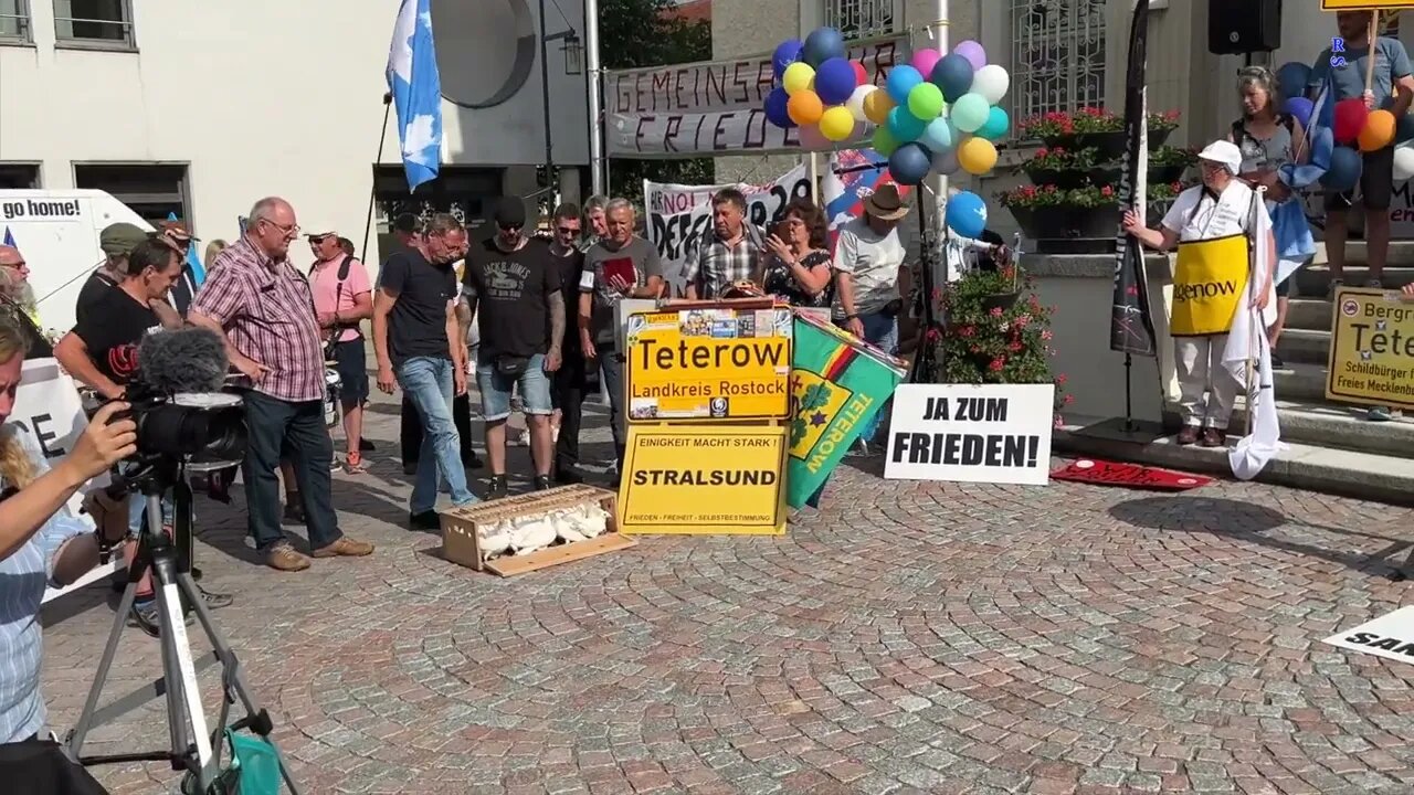 Malchin - Friedenstauben erheben sich in die Luft 18-06-2023