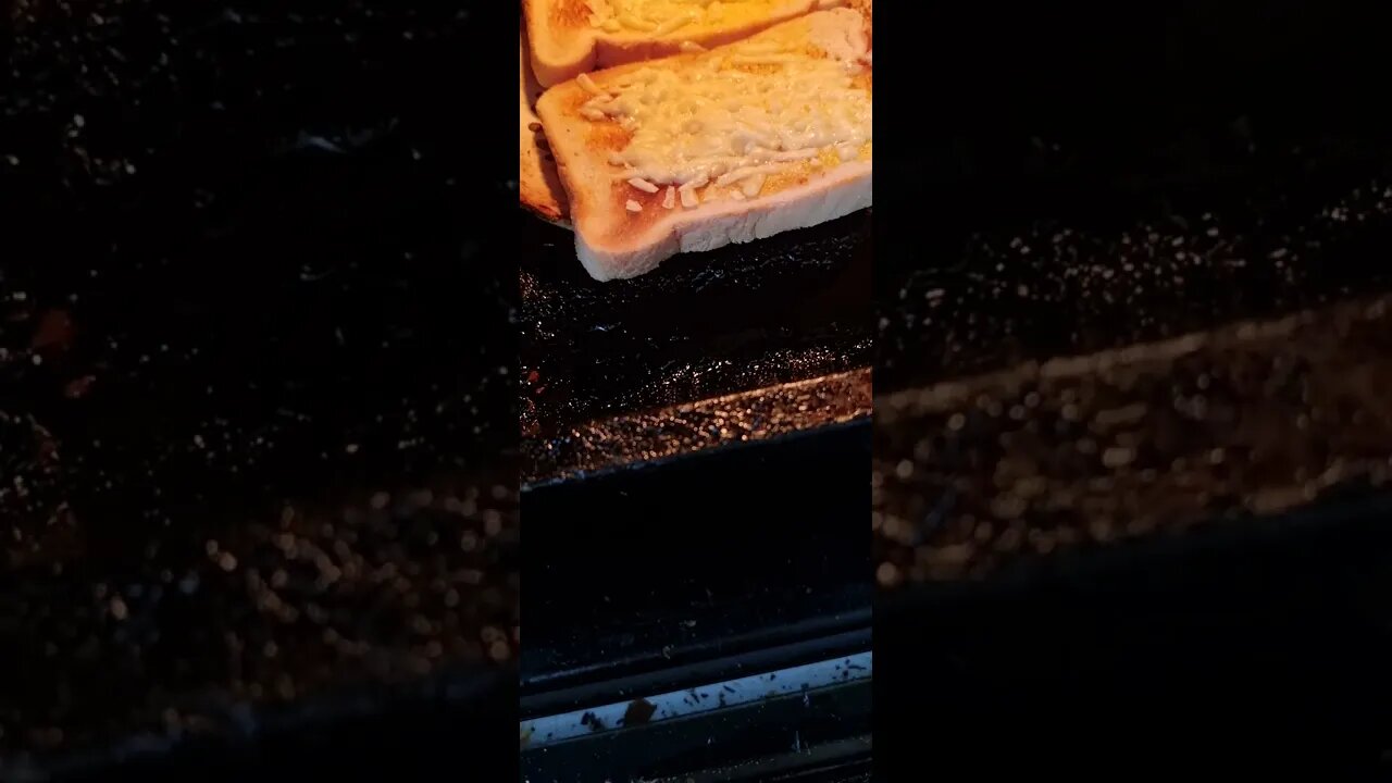 cheese 🧀 on toast for dinner today 😋 enjoy the video and like and subscribe to my channel 😉 👍
