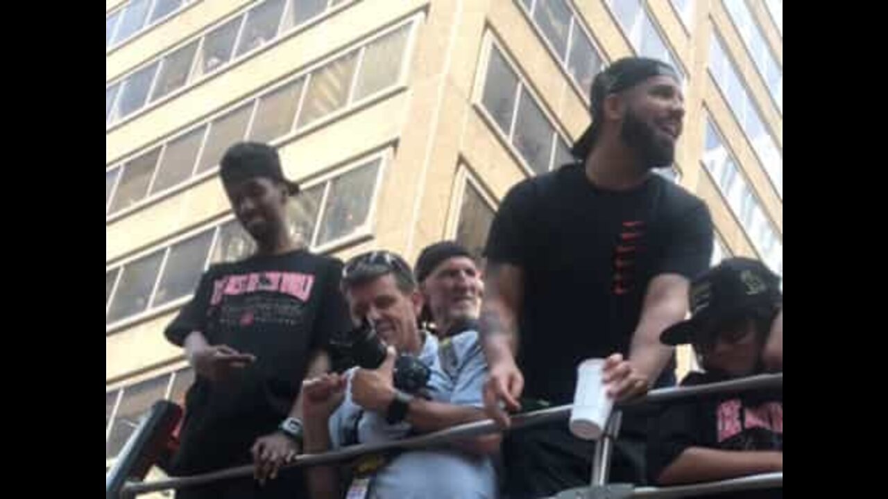 'Plant Guy' gives special gift to Drake and Kawhi Leonard during NBA parade