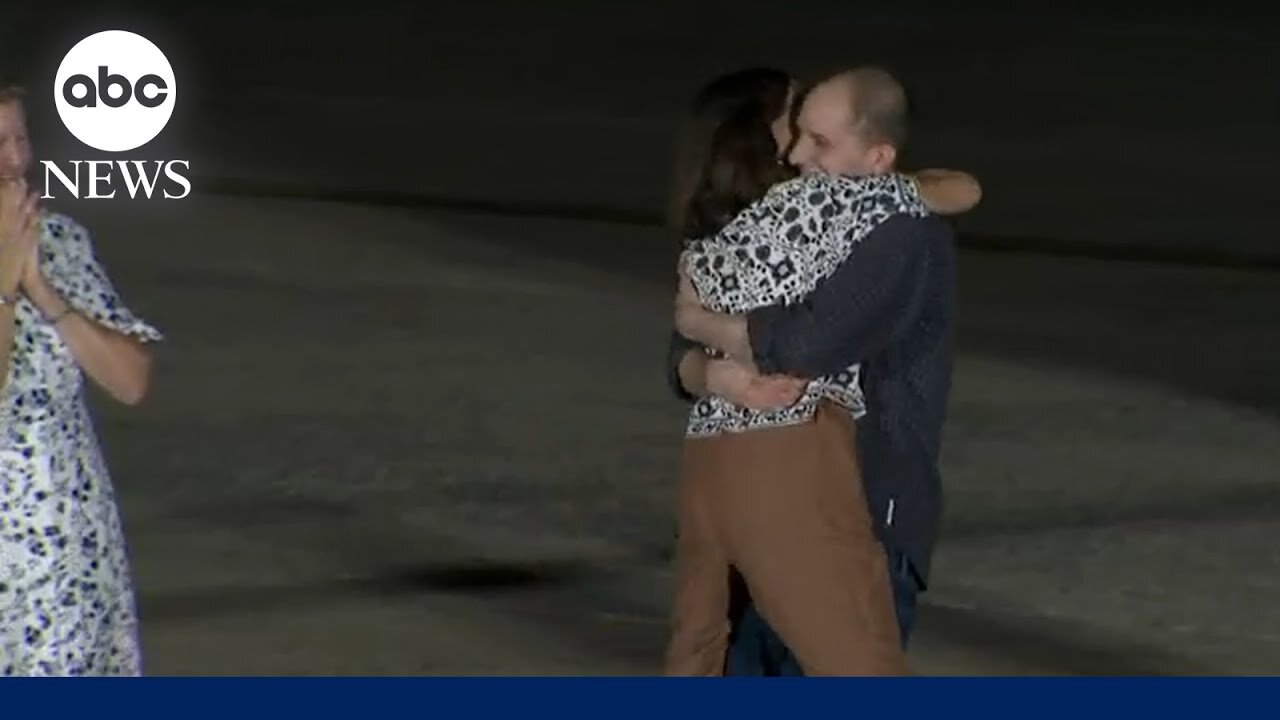 Emotional moment as Americans freed from Russia in historic prisoner swap arrive in the U.S.| TP