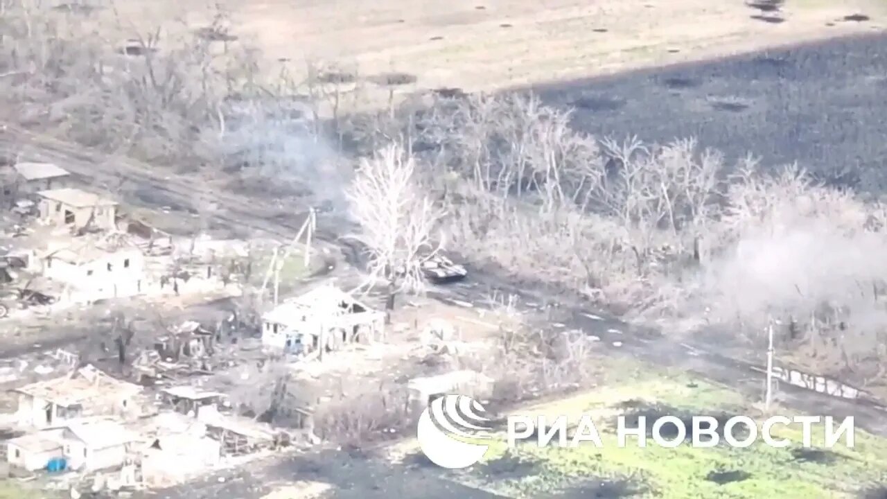 🇷🇺🇺🇦 Ukrainian tank tried to attack Russian position but was surprised by a gift