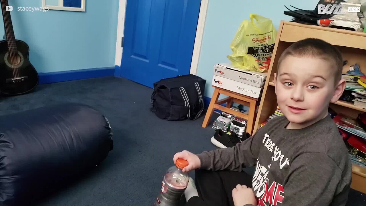 Un jeune trop heureux de réussir le bottle flip challenge