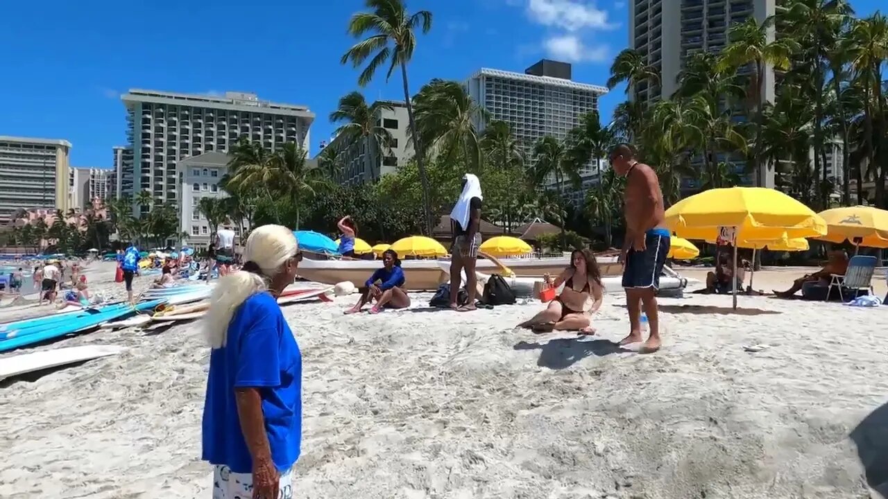 HAWAII - WAIKIKI Beach - On the Beach - Another beautiful day for people watching!-8