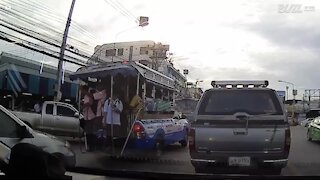 Studente cade dall'autobus in corsa!