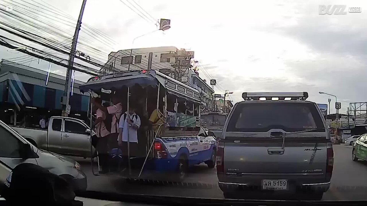 Studente cade dall'autobus in corsa!