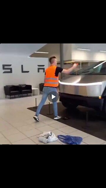 Germany: Anti-oil climate activists attempt to stop the "climate crisis" by throwing orange paint...