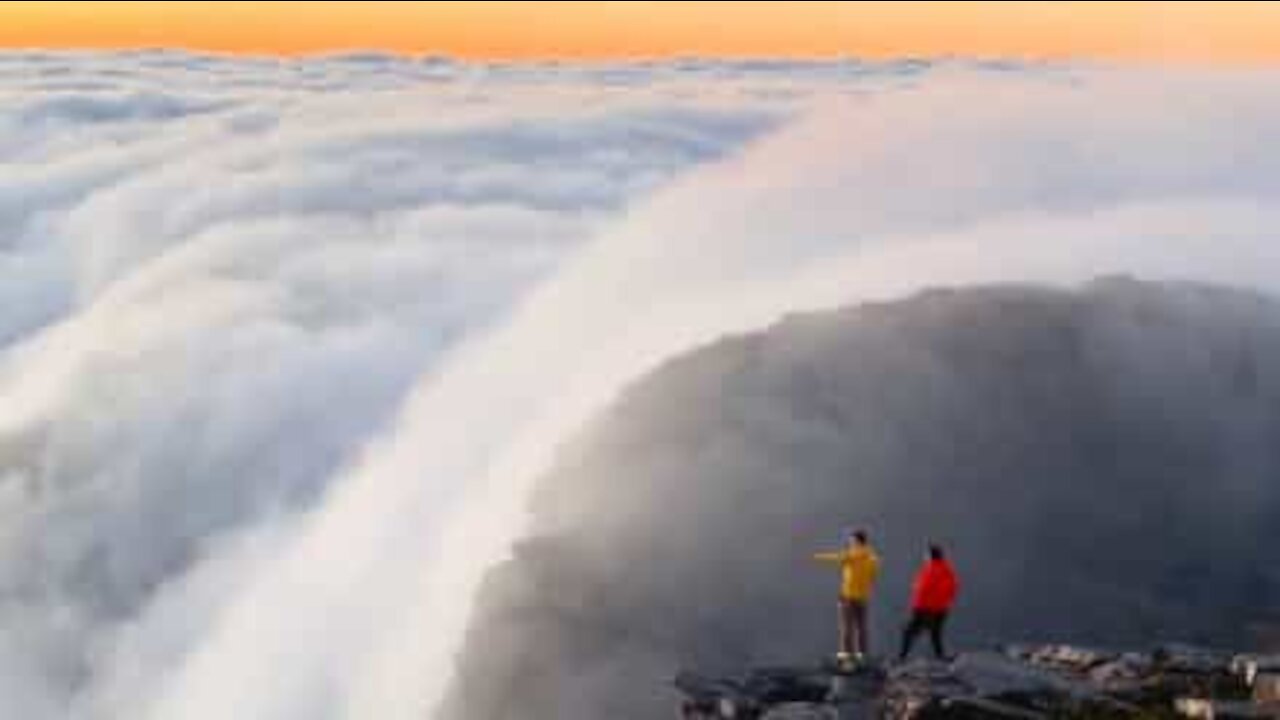 Une mer de nuages s'écoule telle une superbe cascade