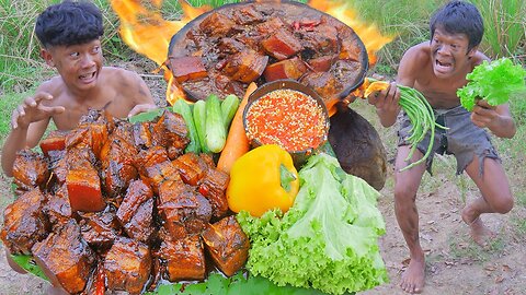 Primitive Technology: Cooking Pork Belly And Eating In The Jungle - Lunchtime Delight