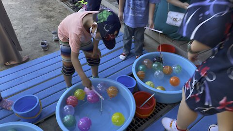 How to play water balloon fishing