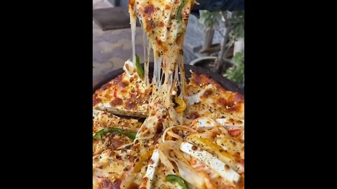 Paneer makhani pizza recipe | @bhukkhad_bhaiyaa on IG 🍕🇮🇳 #shorts