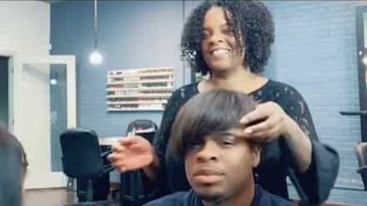 Jovem se arrepende de pedir um corte de cabelo para mãe