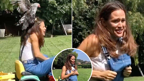 Jennifer Garner’s Hair-Raising Chicken Encounter on National Farmer’s Day!