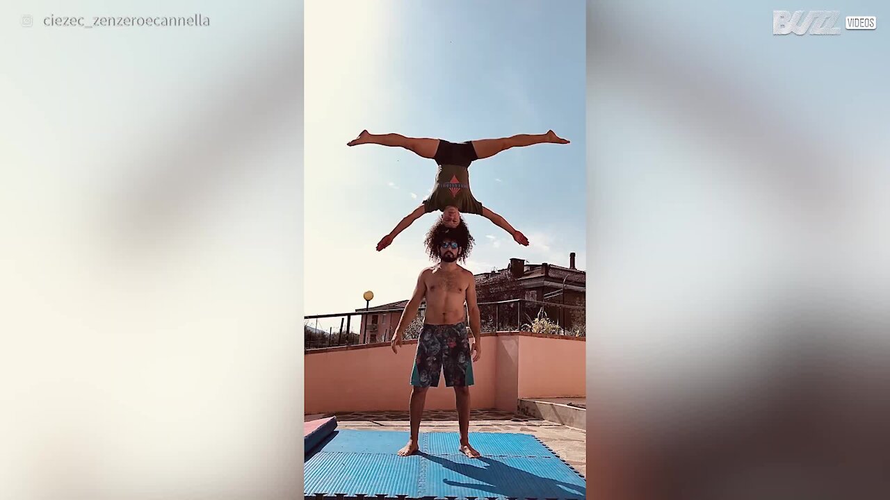 Ces acrobates partagent tout, même les lunettes de soleil