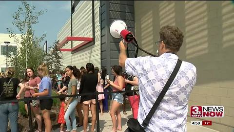 Hundreds turn out to H&M grand opening