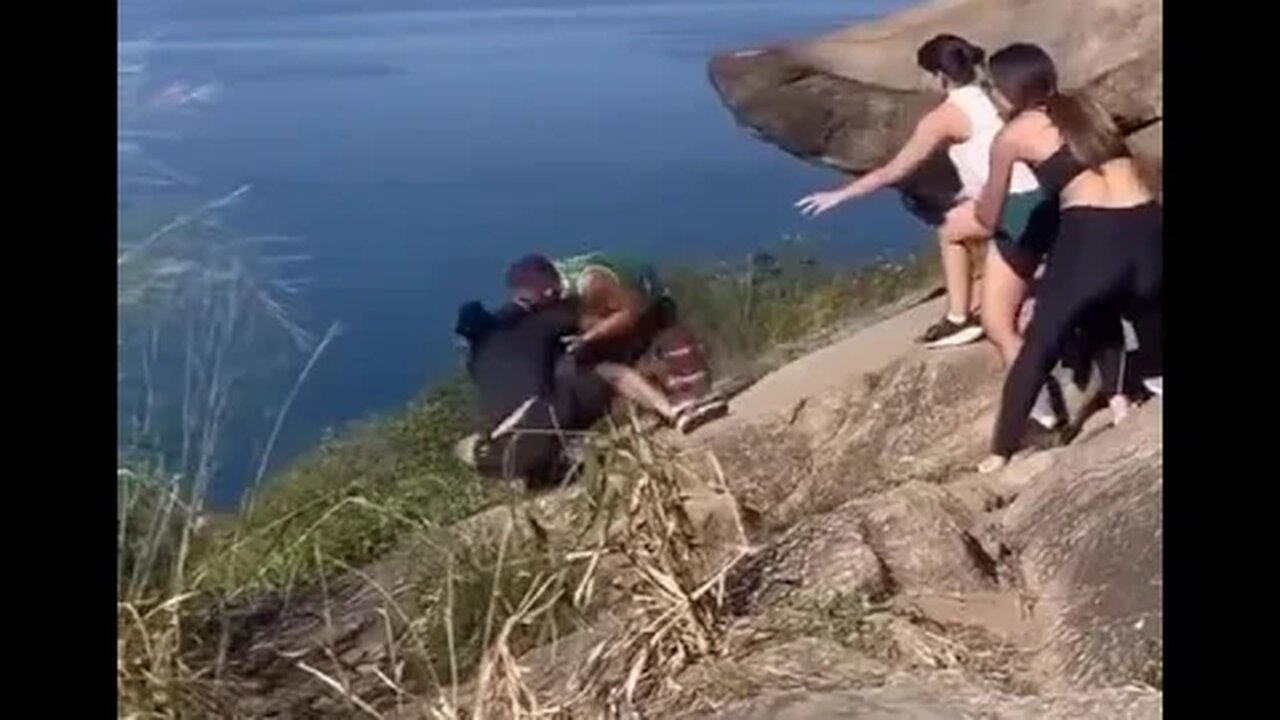 Pessoas caem na porrada na hora da foto na “Pedra do Telégrafo” no RJ.Terminou em tragédia