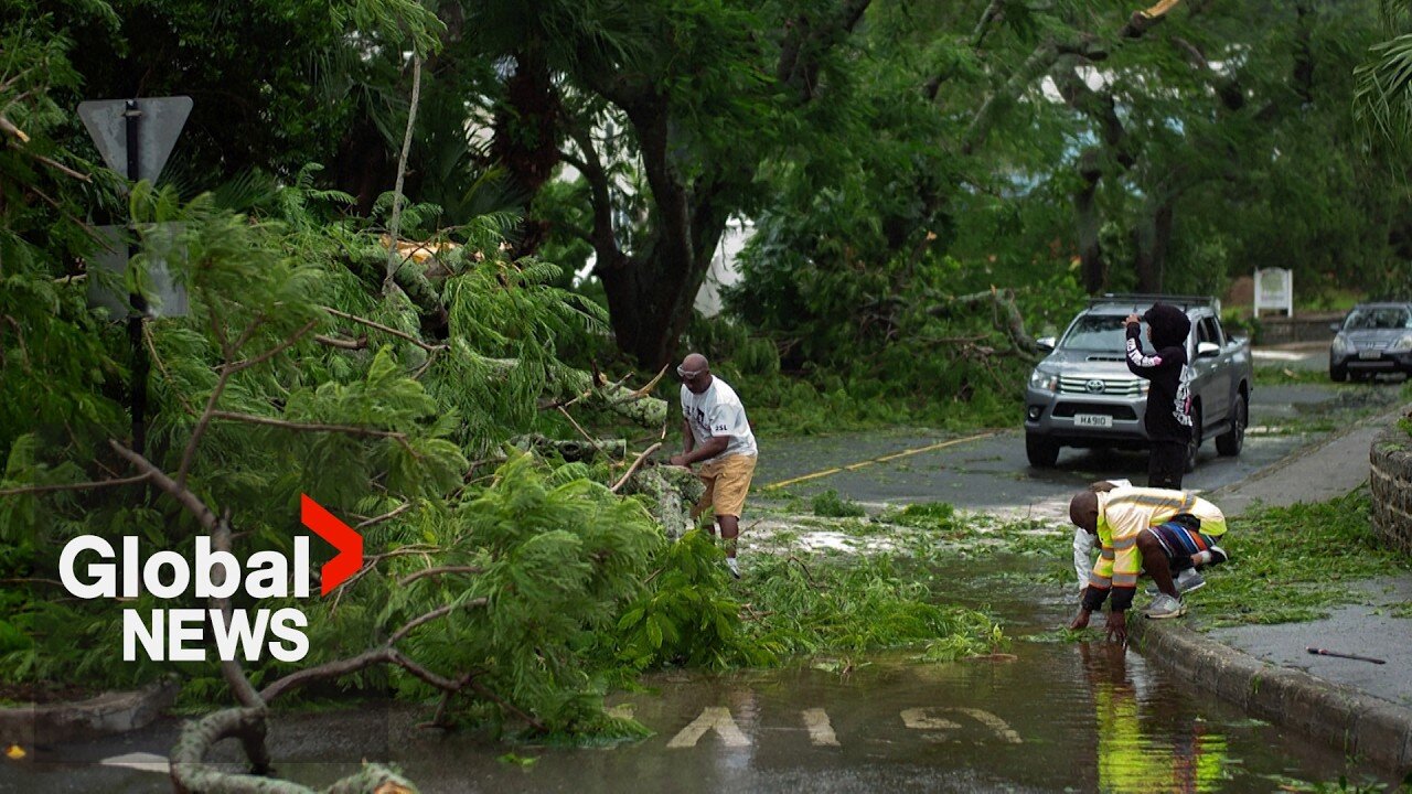 Hurricane Ernesto: Powerful winds, 35-ftwaves pound Bermuda as storm makes landfall